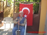 Rahmetli Nazım Selvi.En çok sevdiği bayrağın altında oturması idi.31.5.2013