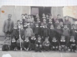 Çınardere Köyünün İlk Eğitmeni rahmetli Halil Özcan ve talebeleri . 1942-1943 yılları