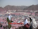 Okçu tepesinin altıdaki yer Hz Hamza ve 70 Sahabenin şehit olduğu makam.Arka tepeler Uhud dağı. Mekke