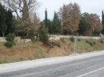 Mezarlık duvarının ve istinat duvarının yıkılmış hali.