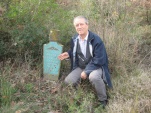 Orhan Selvi Bakımsız bir mezarlık önünde.1.12.2013