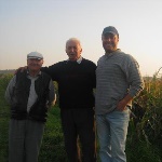Öğretmen İhsan ARSLAN merhum Şaban Arslan ve Yüksel Arslan ile.