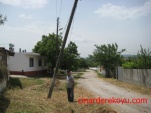 Yıkılmaya başlayan telefon direklerinden biri.