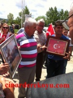 Çınardere köyünde karşılanan M.Kemal Tutkun`a köy muhtarı Muhtesem İlhan hatıra resmi veriyor.21.06.2014